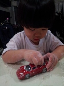 The kids were on dysfunctional mode. Hey mom, someone is using those tang yuen's flour mixture to press into his toy car! OMG.... Whatever!